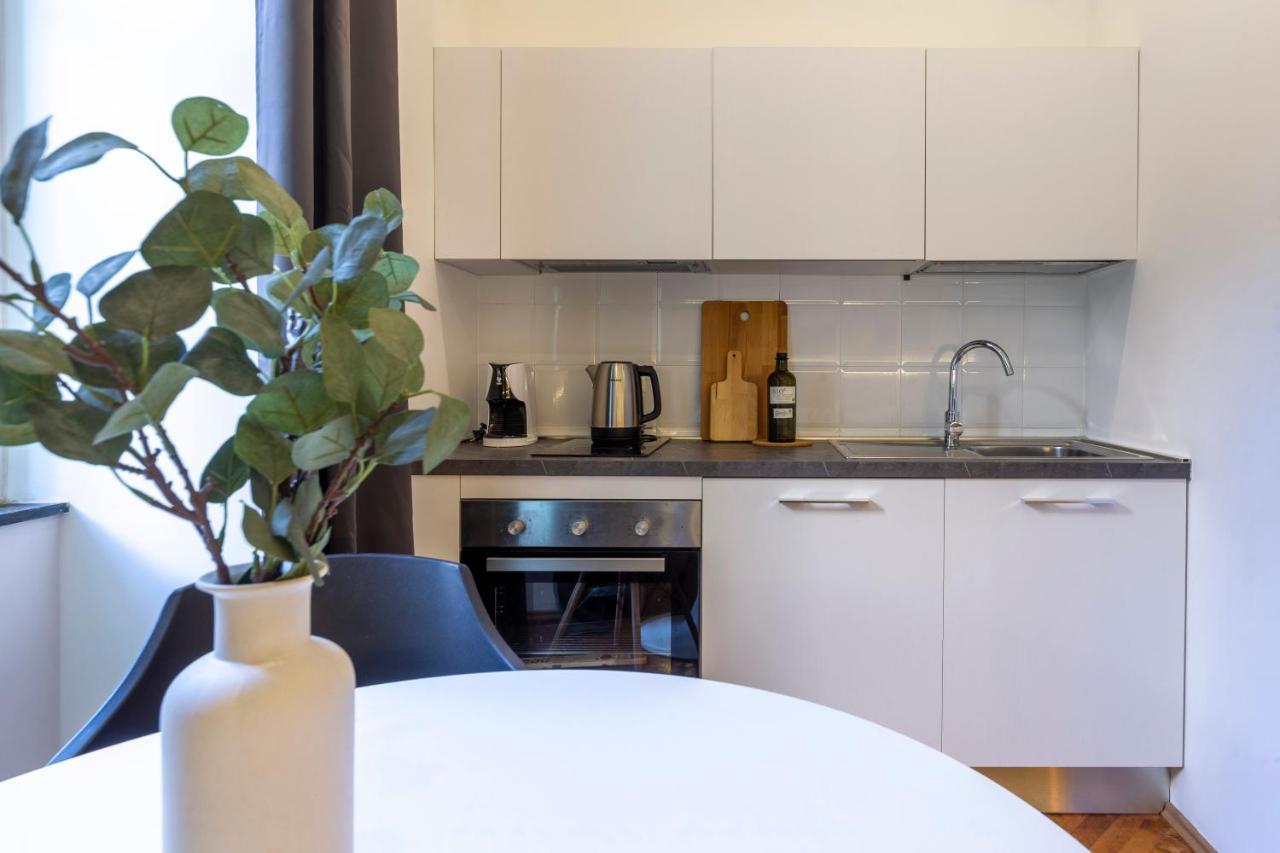 Amazing Studio In The City Center + Wifi Triëst Buitenkant foto